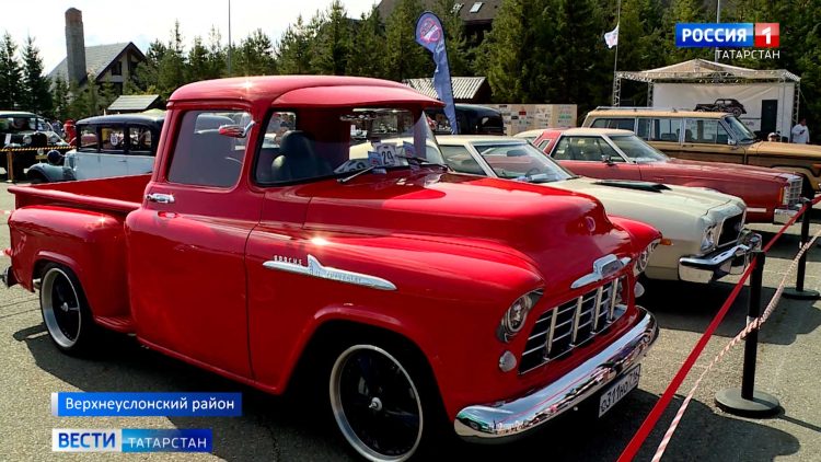 Фестиваль ретро-автомобилей на Свияжских холмах собрал автолюбителей со всей страны