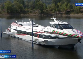 «Я была крестной у детей, но никогда не крестила корабль»: внучка М.Джалиля поучаствовала в спуске судна на воду