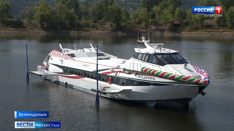 «Я была крестной у детей, но никогда не крестила корабль»: внучка М.Джалиля поучаствовала в спуске судна на воду