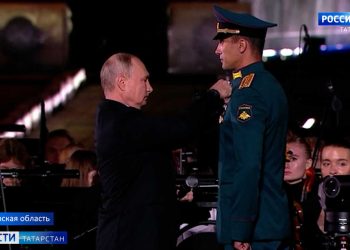 Путин вручил золотую звезду Героя России танкисту из Татарстана Расиму Баксикову