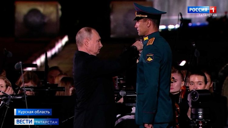 Путин вручил золотую звезду Героя России танкисту из Татарстана Расиму Баксикову