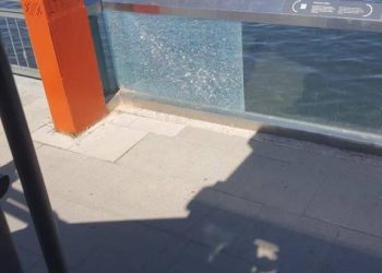 На Набережной Казанки вандал разбил стекло на «Речных воротах»