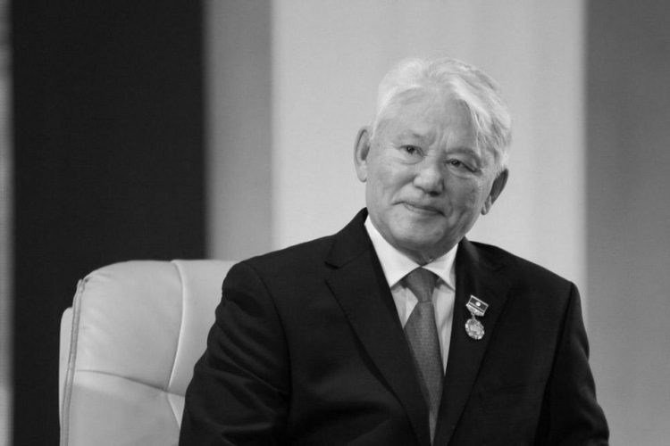 Минниханов выразил соболезнования в связи с уходом из жизни первого Президента Якутии