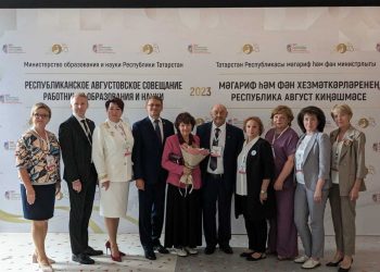 Минниханов вручил заслуженные награды двоим учителям из Челнов