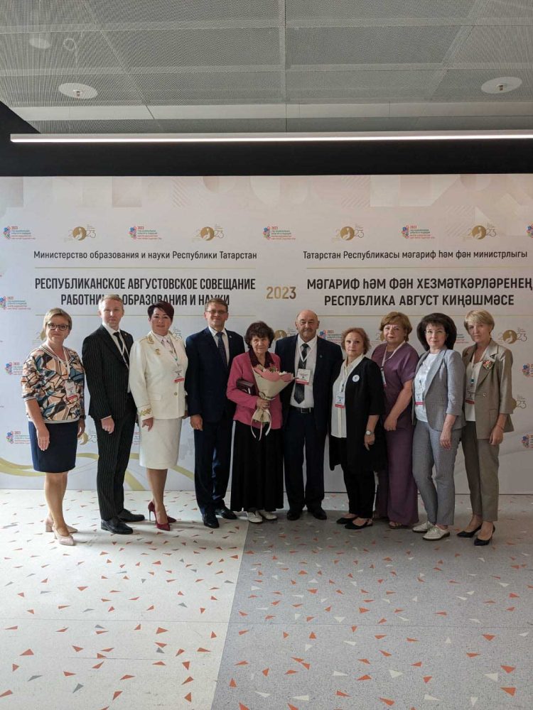 Минниханов вручил заслуженные награды двоим учителям из Челнов