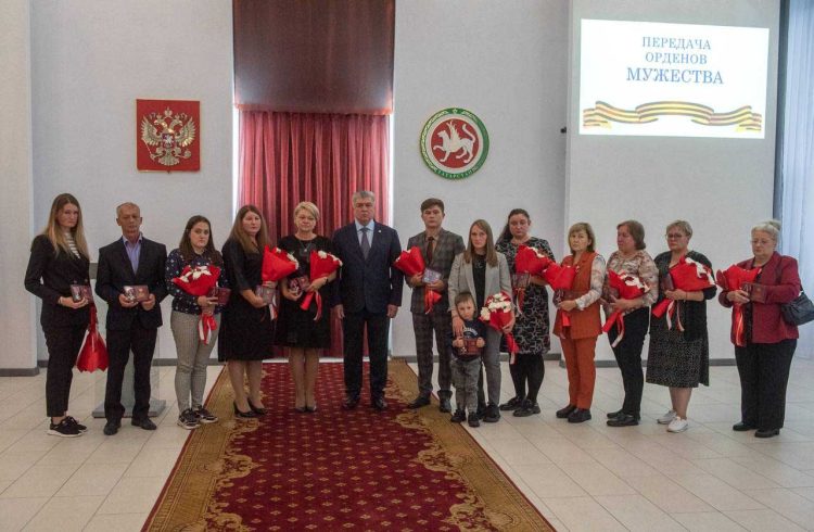 Магдеев вручил ордена Мужества родственникам погибших на СВО бойцов