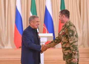 Минниханов наградил военнослужащих батальона «АЛГА»