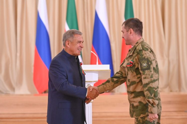Минниханов наградил военнослужащих батальона «АЛГА»