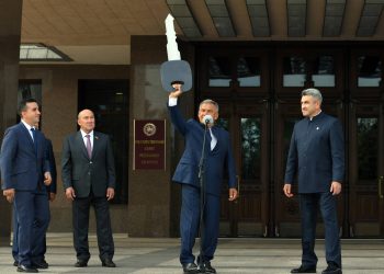 Минниханов вручил руководителям управлений образования РТ новые служебные автомобили