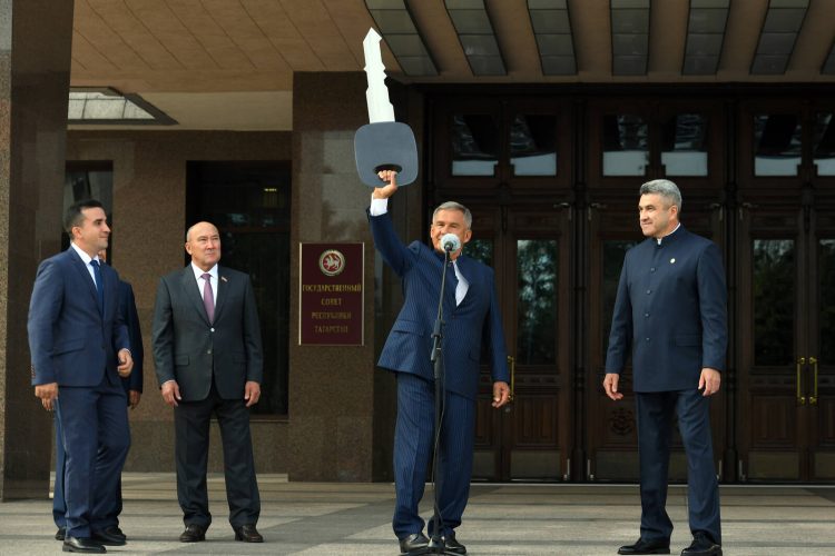 Минниханов вручил руководителям управлений образования РТ новые служебные автомобили