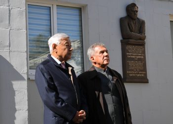 Минниханов открыл мемориальную доску госдеятелю Анвару Багаутдинову