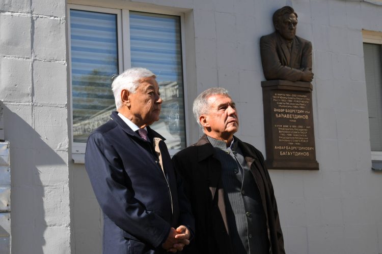 Минниханов открыл мемориальную доску госдеятелю Анвару Багаутдинову