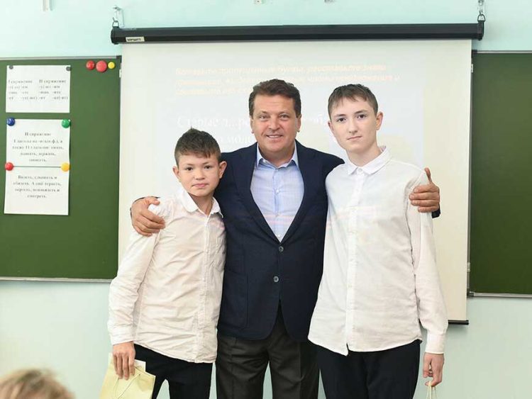 Метшин поздравил с днем рождения школьника, у которого отец находится в зоне СВО