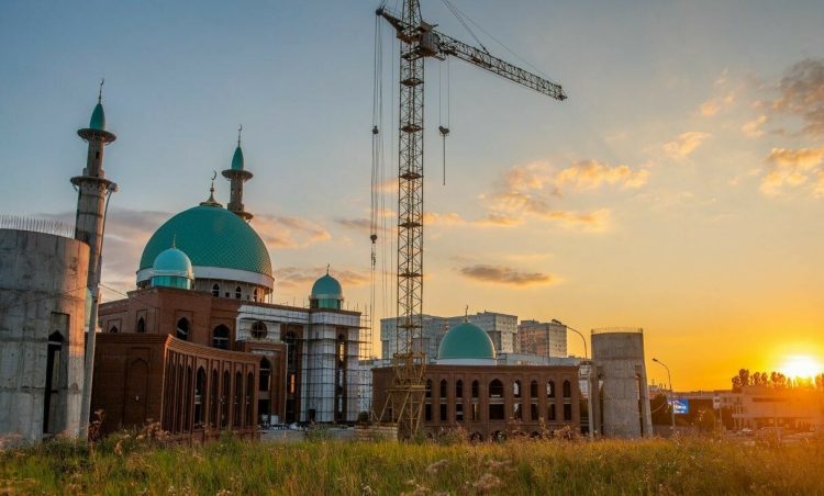 В Челнах на стройке соборной мечети «Джамиг» начали изготавливать витражи