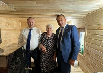 В Татарстане депутат Госдумы РФ помог отремонтировать баню бабушке участника СВО
