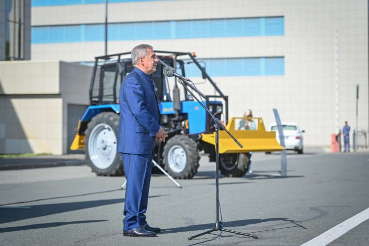 Минниханов вручил новую технику лесникам Татарстана