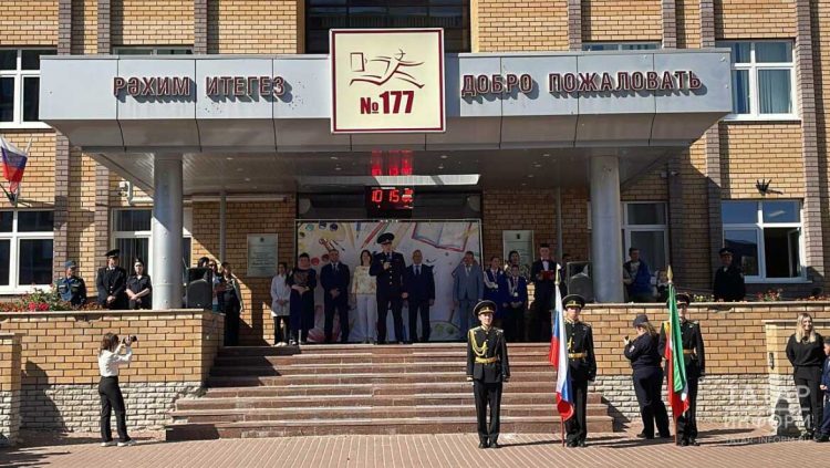 Гарипов поздравил учеников лицея №177 с началом учебного года