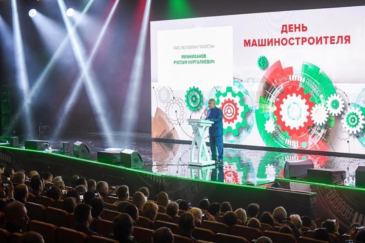 Минниханов обратился к работникам машиностроительного комплекса
