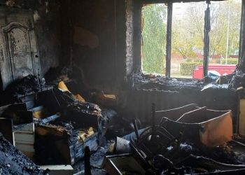 Пожарные в Елабуге спасли пятерых человек из горящей квартиры