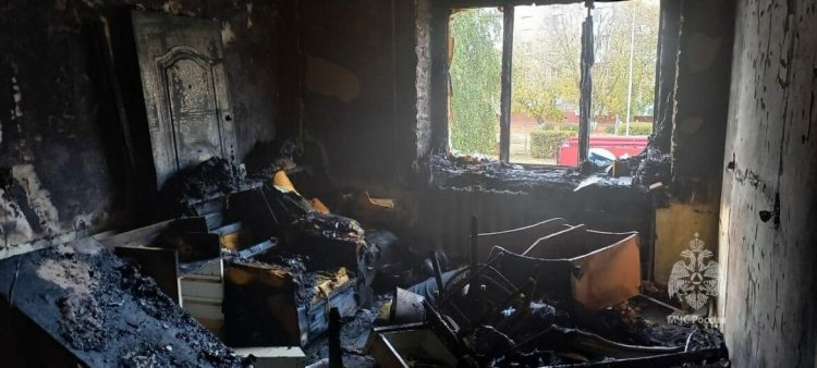 Пожарные в Елабуге спасли пятерых человек из горящей квартиры