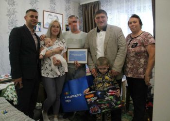 Беляев поздравил семью участника СВО с рождением ребенка