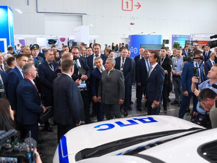 На форуме Kazan Digital Week представили электромобиль «Москвич»