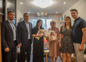 Глава исполкома Челнов встретился с супругой участника СВО, которая стала мамой