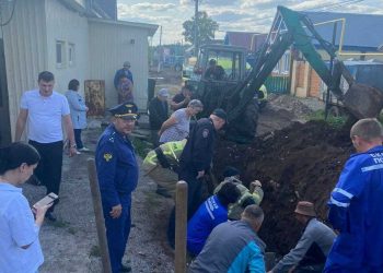 В Ленино рабочего завалило грунтом во время монтажа водопровода