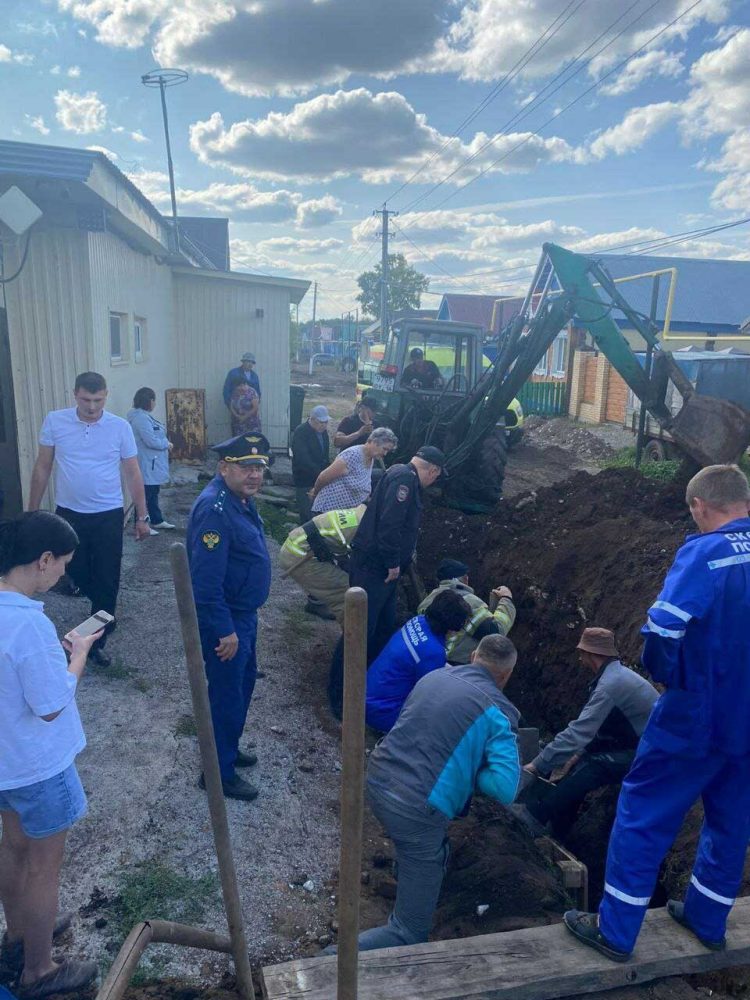 В Ленино рабочего завалило грунтом во время монтажа водопровода
