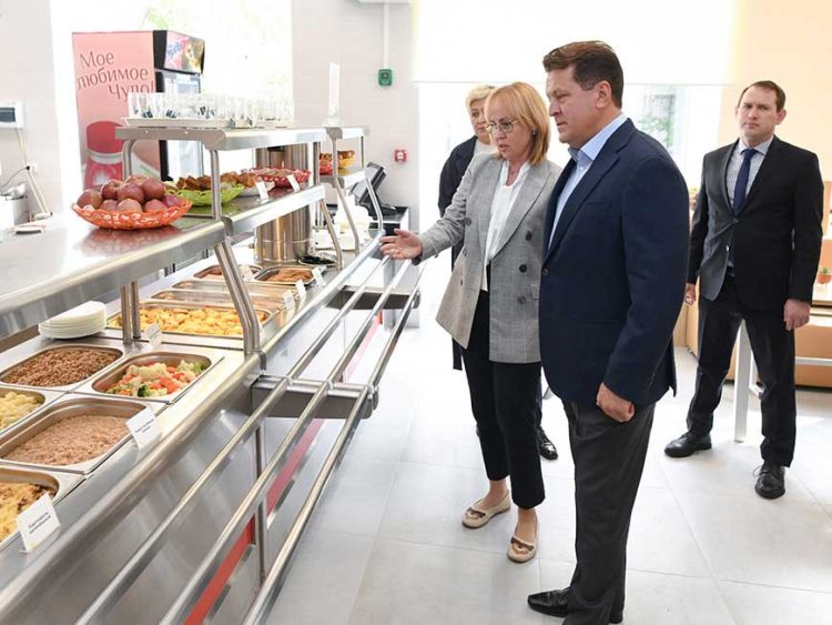 Метшин оценил отремонтированную столовую в казанской школе №130