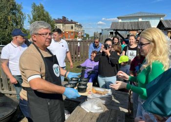 Мэр Зеленодольска на гастрофесте «Свияжская уха» раздал более 300 порций ухи