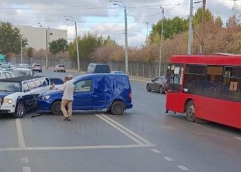 В Казани столкнулись легковушка, лимузин и автобус
