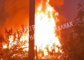 В Казани на Межлаука горит дом