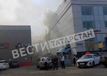 В Казани на Горьковском шоссе горит автосалон