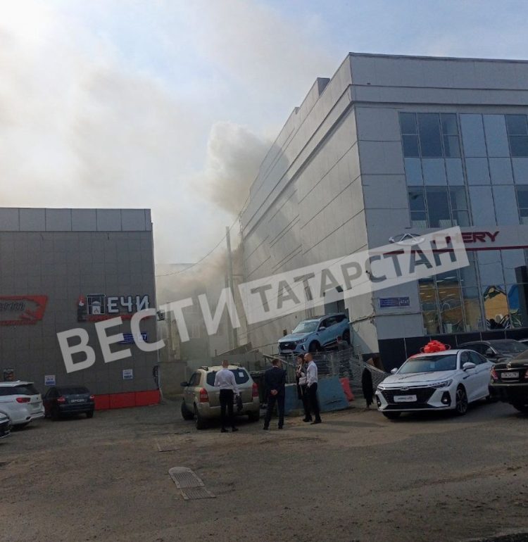 В Казани на Горьковском шоссе горит автосалон
