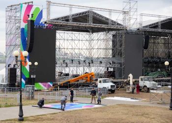 В Казани для фестиваля «СоТворение» устанавливают двойную сцену