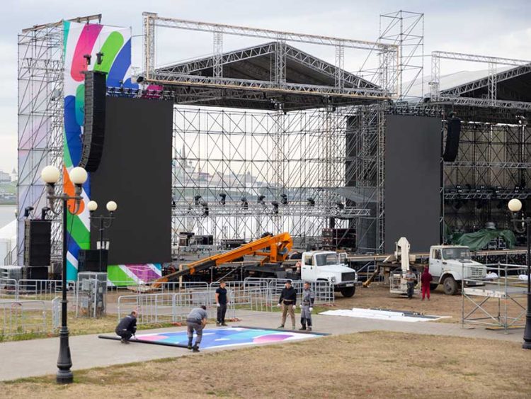 В Казани для фестиваля «СоТворение» устанавливают двойную сцену