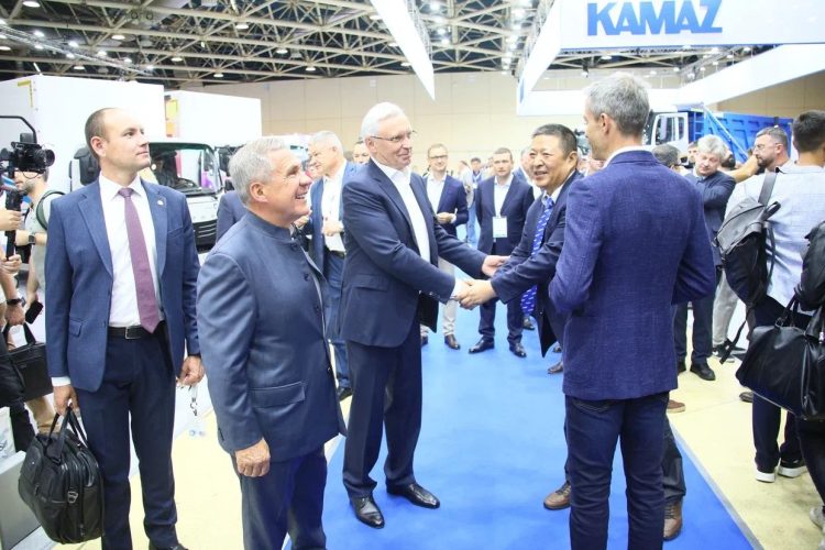 Минниханов посетил международную выставку коммерческого транспорта Comtrans 2023 в Москве