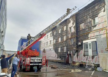 В Казани сотрудники МЧС потушили пожар в автосалоне