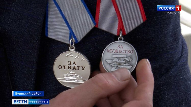 «Рискуя своей жизнью, спас товарища на поле боя»: жителю Буинска вручили медаль «За отвагу»