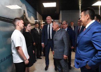 Минниханов и Чернышенко посетили новое общежитие КНИТУ-КАИ