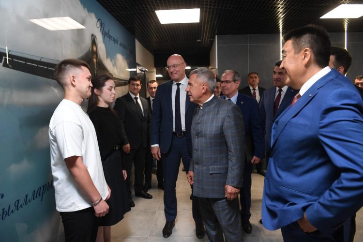 Минниханов и Чернышенко посетили новое общежитие КНИТУ-КАИ