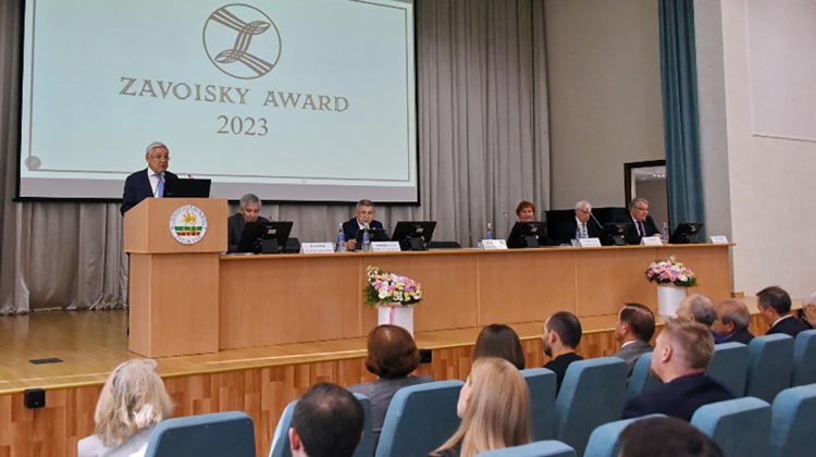 Мухаметшин вручил Международную премию имени Евгения Завойского