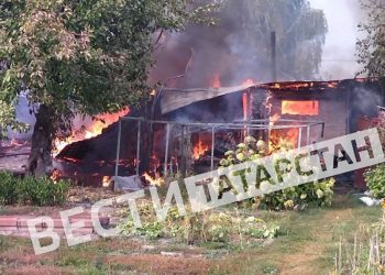 В казанском поселке Юдино горит баня