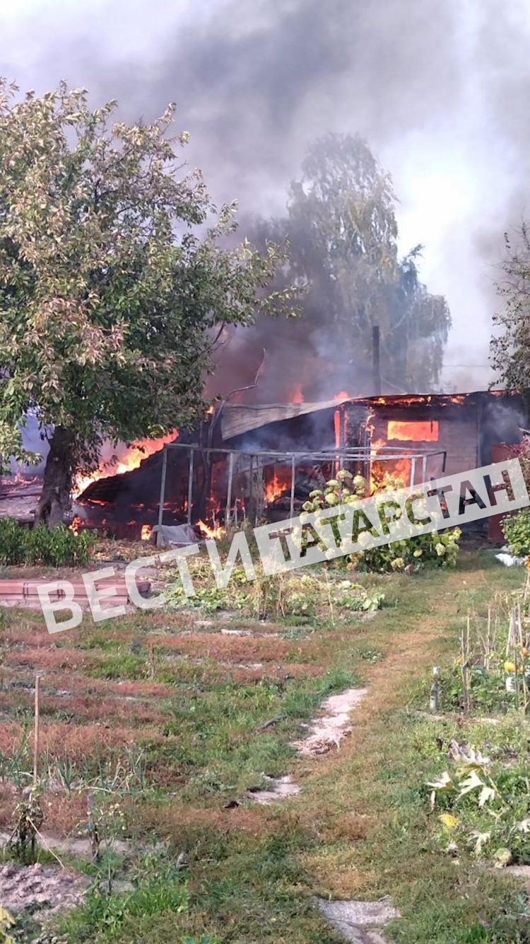 В казанском поселке Юдино горит баня