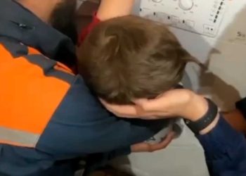 В Казани спасатели вытащили ребенка из стиральной машины