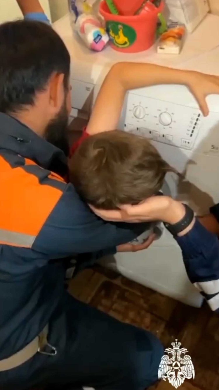 В Казани спасатели вытащили ребенка из стиральной машины