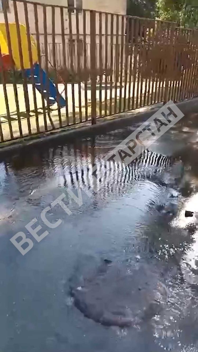 В Казани жители дома на Гвардейской жалуются на фонтан, который бьет из канализационного люка