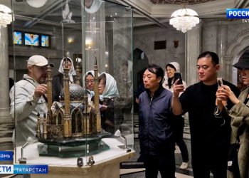 «Здесь разная культура вместе существует»: журналисты из Китая посетили Казанский Кремль