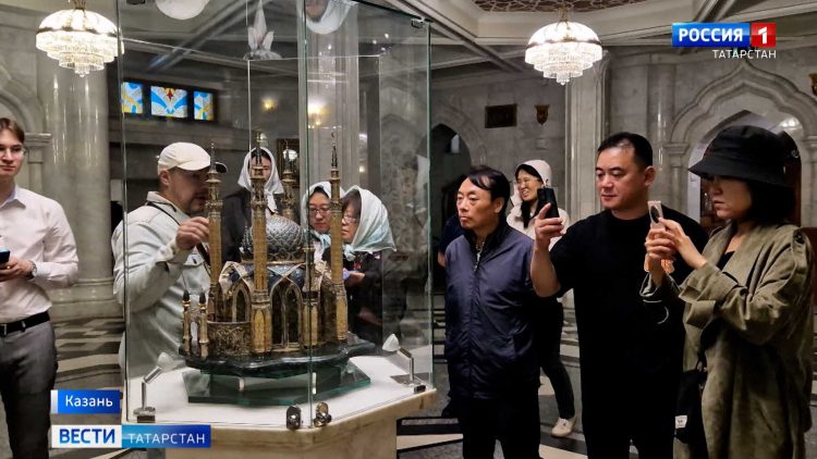 «Здесь разная культура вместе существует»: журналисты из Китая посетили Казанский Кремль